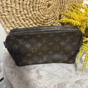 Authentic Louis Vuitton Dark Brown Monogram Toiletry bag 💼